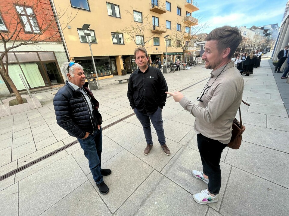 Egil «Drillo» Olsen utenfor Fredrikstad Kino, her sammen med kinosjef Jørgen Søderberg Jansen (midten) og Daniel Høglund, en av to regissører på dokumentarfilmen «Alt for Norge». Egil «Drillo» Olsen utenfor Fredrikstad Kino, her sammen med kinosjef Jørgen Søderberg Jansen (midten) og Daniel Høglund, en av to regissører på dokumentarfilmen «Alt for Norge».
