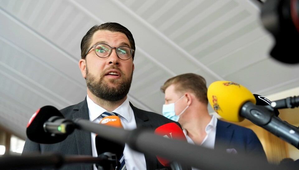 Sverigedemokraternas leder Jimmie Åkesson kan glede seg over en måling som viser en oppslutning på 21,5 prosent. Ved valget i 2018 fikk partiet 17,5 prosent og Moderaterna 19,8 prosent. Sverigedemokraternas partileder Jimmie Åkesson sier hans parti er klar til å ta regjeringsansvar. Foto: Anders Wiklund / TT NYHETSBYRÅN / NTB