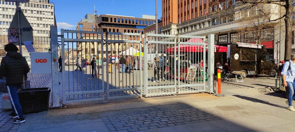 Onsdag kom denne bommen opp ved inngangen til Youngstorget i Oslo. Om en litt lang uke skal tusenvis av folk marsjere forbi her på 1. mai. Bom