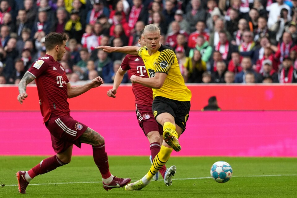 Erling Braut Haaland misser på en stor sjanse mot Bayern München. Erling Braut Haaland misser på en stor sjanse mot Bayern München. Foto: Matthias Schrader, APA / NTB