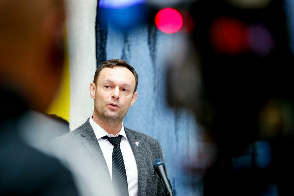 SVs nestleder Torgeir Knag Fylkesnes vil fortsatt erstatte Norges Nato-medlemskap med en nordisk forsvarsallianse. Ingen god idé, mener Dagsavisen på lederplass. Torgeir Knag Fylkesnes (SV) under pressekonferansen i vandrehallen om forsterkede økonomiske koronatiltak.