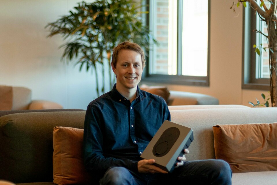 Magnus Pallesen viser fram laderen, Zaptec Go, som vant Red Dot Design Award 2022. Designer Mats Henriksen viser fram laderen, Zaptec Go, som vant Red Dot Design Award 2022.