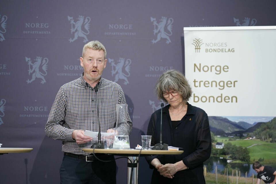 Forhandlingsleder og leder i Norges Bondelag, Bjørn Gimming og leder i Norsk Bonde- og Småbrukarlag, Kjersti Hoff, overrekker kravet i Jordbruksforhandlingene. Oslo 20220427. Forhandlingsleder og leder i Norges Bondelag, Bjørn Gimming og leder i Norsk Bonde- og Småbrukarlag, Kjersti Hoff, overrekker kravet i Jordbruksforhandlingene.Foto: Stian Lysberg Solum / NTB