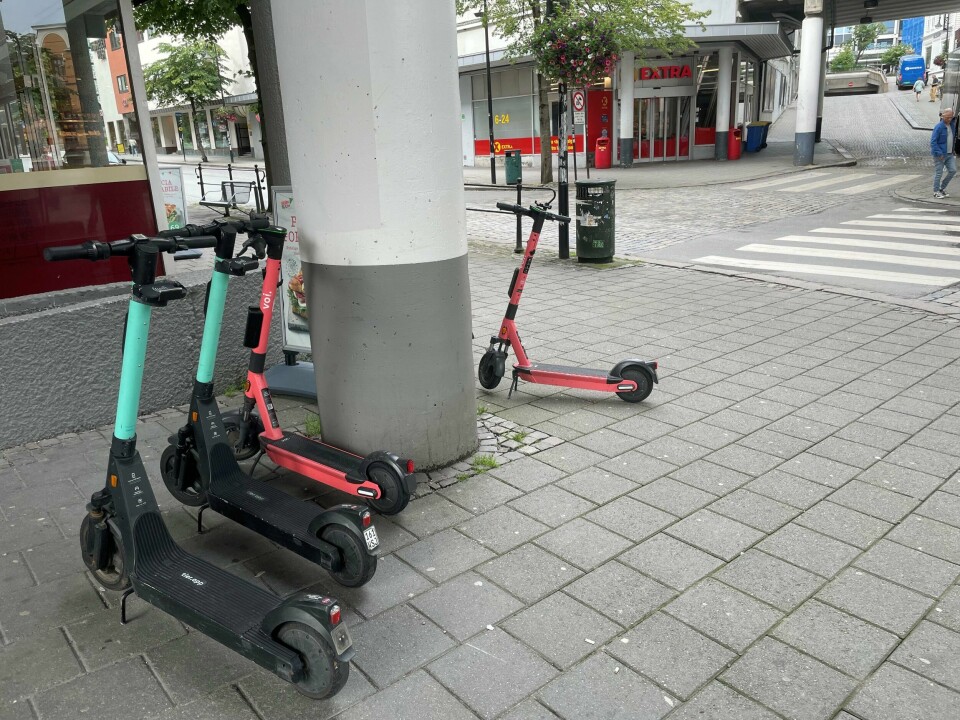 Stavanger-politikerne vil ta i bruk tekniske løsninger i apper for å regulere parkering for elsparkesykler. Disse syklene er parkert i krysset Hospitalsgata-Klubbgata. .