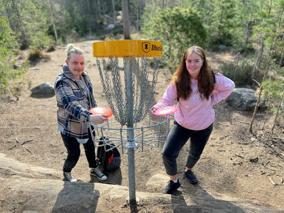 Ole Andreas Skaara (28) og Anette Jørgensen (24) er hektet på frisbeegolf, og mener Fredrikstad trenger flere baner enn 9-hullsbanen ved Kvernhuset ungdomsskole, hvor kapasiteten er i ferd med å sprenges på godværsdager. Ole Andreas Skaara (28) og Anette Jørgensen (24) er hektet på frisbeegolf, og mener Fredrikstad trenger flere baner enn 9-hullsbanen ved Kvernhuset ungdomsskole, hvor kapasiteten er i ferd med å sprenges på godværsdager.