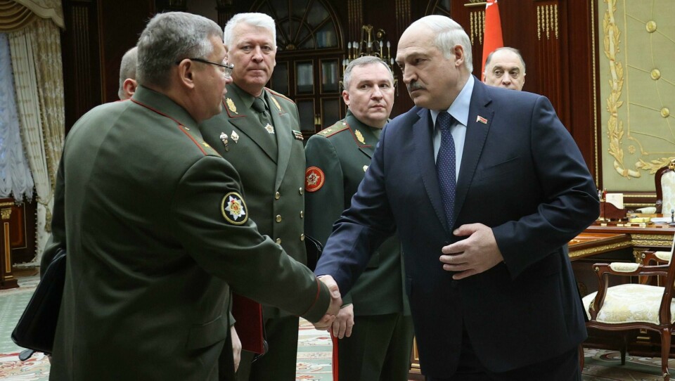 Hviterusslands leder Aleksandr Lukasjenko (t.h.). Hviterusslands president Aleksandr Lukasjenko hilser på militærsjefer under et møte i hovedstaden Minsk mandag. Han har godkjent en felles militærøvelse med Russland, og russiske styrker er alt på plass i landet. Foto: Nikolai Petrov / BelTA Pool Photo via AP / NTB