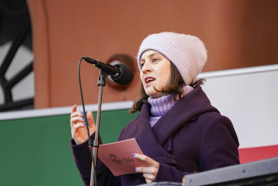 Byråd Rina Mariann Hansen (Ap) vil at straff for rusbrukere skal erstattes av rådgivning. Rina Mariann Hansen er Oslos byråd for arbeid, integrering og sosiale tjenester. Her er hun under en solidaritetsmarkering for Ukraina i regi av LO, Unio og YS på Youngstorget. Foto: Torstein Bøe / NTB