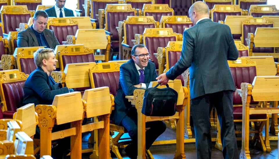 Billedbevis: Klima- og miljøminister Espen Barth Eide (Ap) og arbeids- og inkluderingsminister Marte Mjøs Persen (Ap) deltok i den muntlige spørretimen i Stortinget. Begge to. Samtidig. Og finansminister Trygve Slagsvold Vedum (Sp) tok et oppgjør med seg selv. Finansminister Trygve Slagsvold Vedum (Sp), klima- og miljøminister Espen Barth Eide (Ap) og arbeids- og inkluderingsminister Marte Mjøs Persen (Ap) deltar i den muntlige spørretimen i Stortinget.