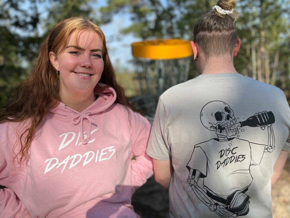 Vennegjengen som Anette Jørgensen og Ole Andreas Skaara spiller frisbeegolf sammen med kaller seg «Disc Daddies» og er på egne klesplagg og på Instagram. Vennegjengen som Anette Jørgensen og Ole Andreas Skaara spiller frisbeegolf sammen med kaller seg «Disc Daddies» og er på egne klesplagg og på Instagram.