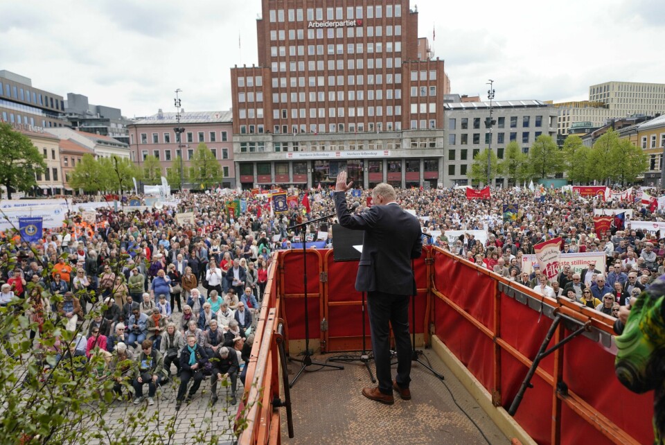 I år skal arbeidsfolk igjen få samle seg til 1. mai-markering, slik de gjorde på Youngstorget i Oslo for tre år siden. Her fra talen til byrådsleder i Oslo, Raymond Johansen (Ap). Bildet er av Raymond Johansen som holder 1. mai-tale i Oslo i 2019. Han er byrådsleder i Oslo for Ap, og står på en talerstol. Den er vendt ut mot Youngstorget, som er fylt opp av folk. Foto: Fredrik Hagen / NTB