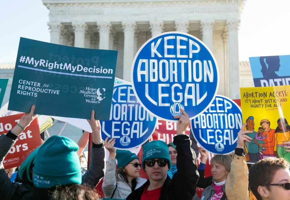 Forkjempere for retten til abort demonstrerte utenfor høyesterett i USA i fjor. Forkjempere for retten til abort demonstrerte utenfor høyesterett i USA i fjor.