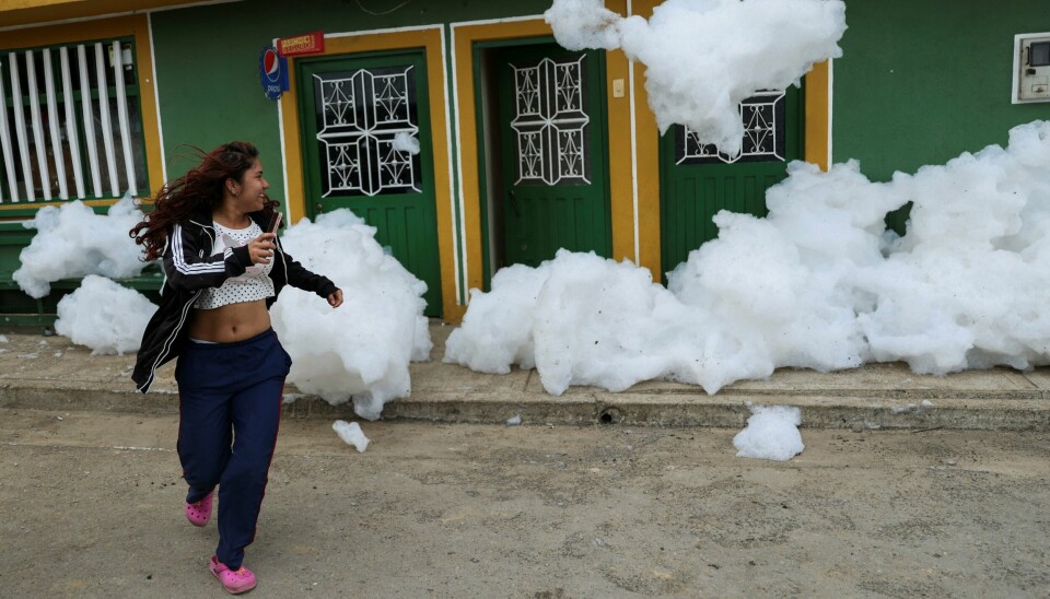 En kvinne løper bort fra forurenset skum ved inngangen til et hus i Mosquera, Colombia. En kvinner løper bort fra forurenset skum ved inngangen til et hus i Mosquera, Colombia.