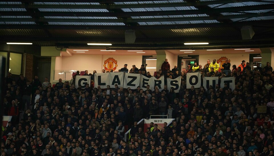Det har i mange år vært sterk misnøye blant fansen mot Glazer-familiens som Manchester United-eiere. Her ble det markert med et banner på Old Trafford i 1-1-kampen mot Chelsea. I disse dager skjer det store endringer i internt i klubben Det har i mange år vært sterk misnøye blant fansen mot Glazer-familiens som Manchester United-eiere. Her ble det markert med et banner på Old Trafford i 1-1-kampen mot Chelsea. I disse dager skjer det store endringer i internt i klubben. Foto: Dave Thompson / AP / NTB