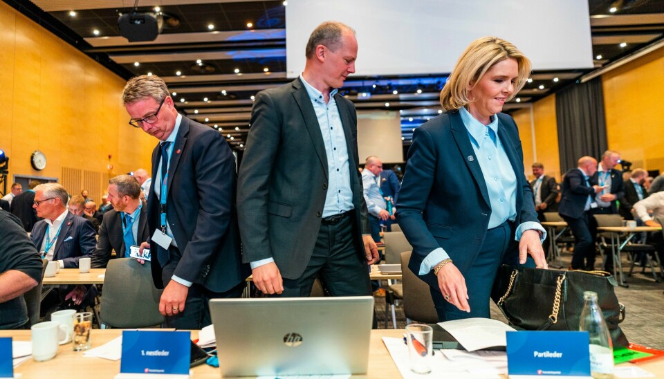 Frps andre nestleder Terje Søviknes (til venstre), sammen med første nestleder Ketil Solvik-Olsen og partileder Sylvi Listhaug under Fremskrittspartiets landsmøte 2022 på Gardermoen fredag. Frp-nestleder Ketil Solvik-Olsen (midten) vant fram på landsmøtet, og fikk hindret at partiet vedtok en enda sterkere resolusjon om kjernekraft Andre nestleder Terje Søviknes til venstre og Frp-leder Sylvi Listhaug til høyre. Foto: Håkon Mosvold Larsen / NTB