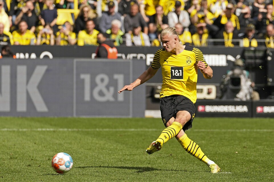 Erling Braut Haaland setter inn sin andre fra straffemerket hjemme mot Bochum i ligaen lørdag. Kampen endte til slutt 4-3 til gjestene. Erling Braut Haaland setter inn sin andre fra straffemerket hjemme mot Bochum i ligaen lørdag. Foto: Martin Meissner / AP / NTB