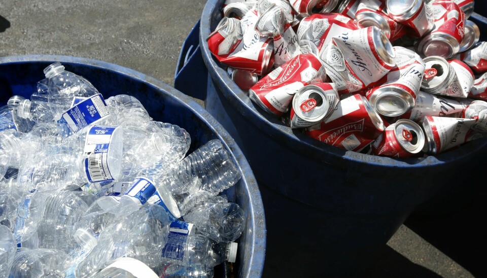 Oljeindustrien har ført folk bak lyset og bygget opp under en myte om at resirkulering kan løse problemet med plastforurensning, mener riksadvokaten i California. Oljeindustrien har ført folk bak lyset og bygget opp under en myte om at resirkulering kan løse problemet med plastforurensning, mener riksadvokaten i California. Illustrasjonsfoto: Rich Pedroncelli / AP / NTB