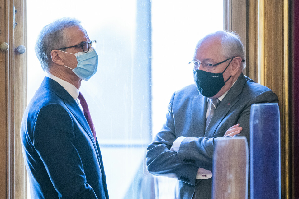 Statsminister Jonas Ghar Støre og Martin Kolberg i 2021, fra tiden før siste Stortingsvalg, under muntlig spørretime på Stortinget.Foto: Håkon Mosvold Larsen / NTB Ap-veteran Martin Kolberg har ledet samarbeidsutvalget i Viken Arbeiderparti, som tidligere denne uken innstilte på å løse opp fylket. Kolberg leder Buskerud Arbeiderparti, som lenge har ønsket en oppløsning. Foto: Håkon Mosvold Larsen / NTB