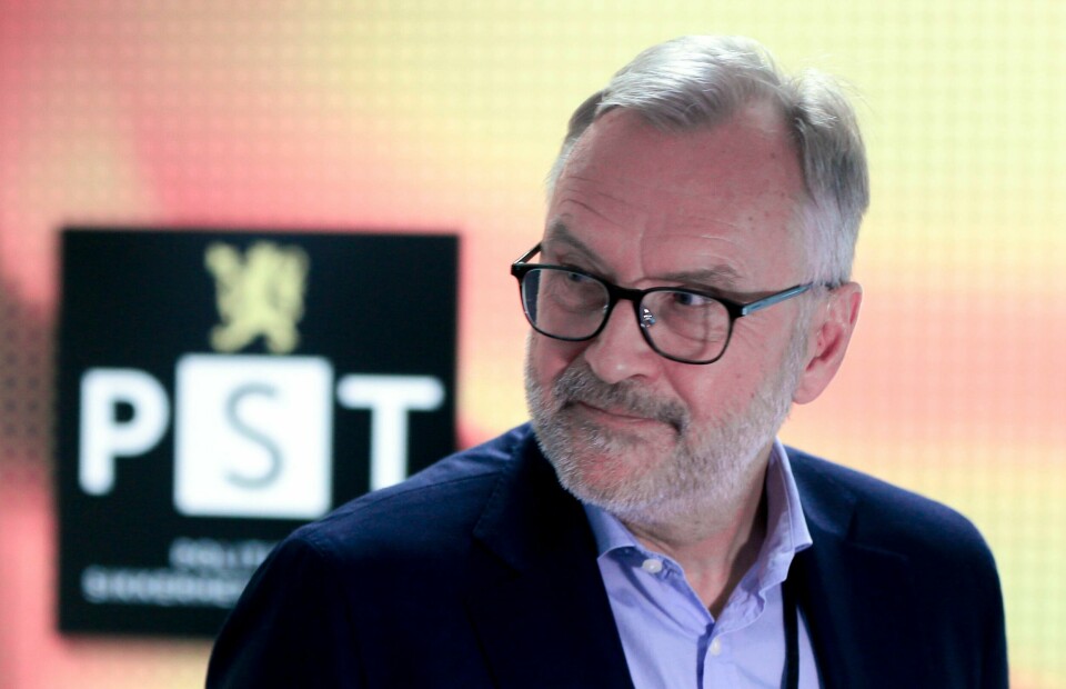PST-sjef Sjøvold kan ikke leve med at det stilles så alvorlige spørsmål ved hans integritet, skriver Dagsavisen. .