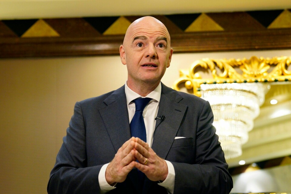 Fifa-president Gianni Infantino sier at han er stolt over at Fifa og fotballen har bidratt til bedre forhold for fremmedarbeidere i Qatar. Fifa-president Gianni Infantino sier at han er stolt over at Fifa og fotballen har bidratt til bedre forhold for fremmedarbeidere i Qatar. Foto: Lujain Jo / AP / NTB