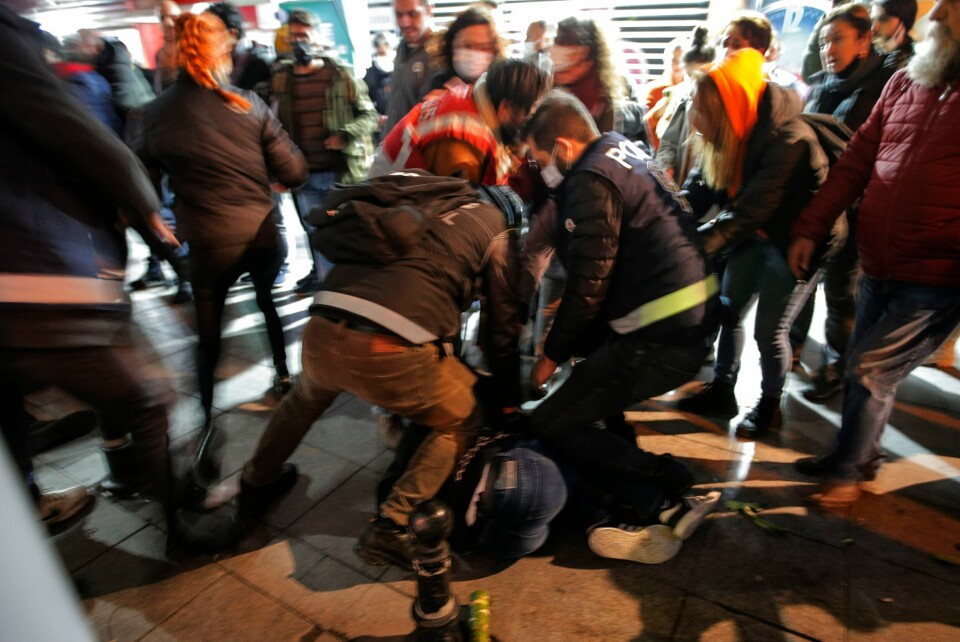 Illustrasjonsfoto. Den økonomiske krisen i Tyrkia har ført til flere protester. Her blir en demonstrant pågrepet av tyrkisk opprørspoliti i forbindelse med en protest mot regjeringens økonomiske politikk den 24. november. Foto: Emrah Gurel / AP / NTB