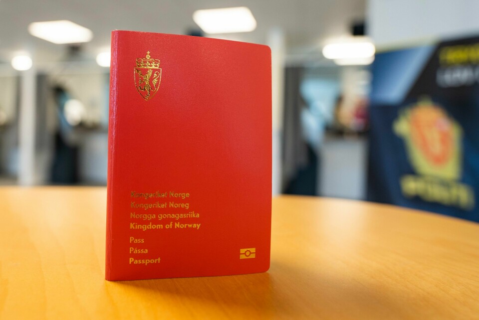 Årlig blir det produsert rundt 750.000 pass her i landet og av dem er det rundt 300 som forsvinner i posten. Dette er det nye norske passet som ble lansert i 2020. 44 barn har mistet sitt norske pass etter at den nye statsborgerskapsloven trådte i kraft. Foto: Håkon Mosvold Larsen / NTB