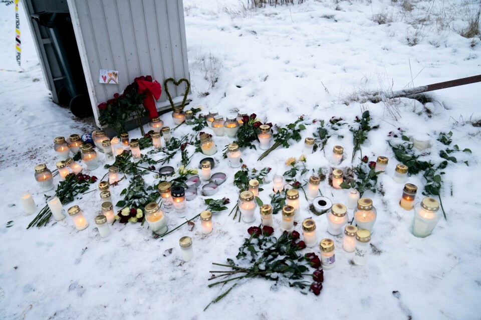 Det var mange som tente lys og la ned blomster ved branntomta i Svelvik i desember, der en familie på fire ble funnet døde. Bildet er av lys og blomster som folk har lagt ned på snøen nær et hus brant ned natt til mandag. Foto: Torstein Bøe / NTB