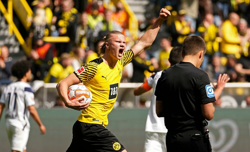 Med tre mål for Borussia Dortmund sist helg klatret Erling Braut Haaland forbi Thomas Lehne Olsen og Ohi Omoijuanfo og ble best plasserte nordmann på lista over kandidatene til Gullstøvelen i europeisk fotball. Han er nå på delt 8.-plass. Foto: Martin Maissner, AP / NTB Erling Braut Haaland jubler etter sin første av tre Dortmund-mål i lørdagens 3-4-tap for Bochum. Foto: Martin Meissner / AP / NTB
