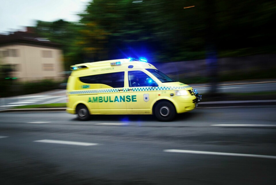 Mannen skal ifølge tiltalen ha kastet en avbitertang mot en ambulansearbeider som hadde kommet for å gi mannen hjelp (illustrasjonsfoto). Illustrasjonsbilde til arkiv: Ambulanse.