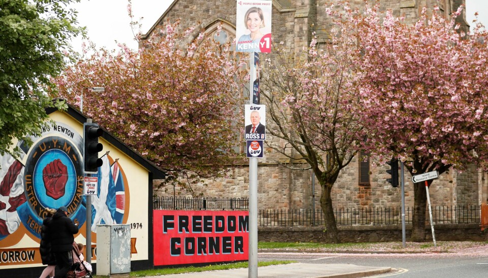 Valgplakater øst i Belfast, i et område der de fleste velgerne støtter fortsatt union med Storbritannia. Valgplakater øst i Belfast, i et område der de fleste velgerne støtter fortsatt union med Storbritannia. Foto: Peter Morrison / AP / NTB