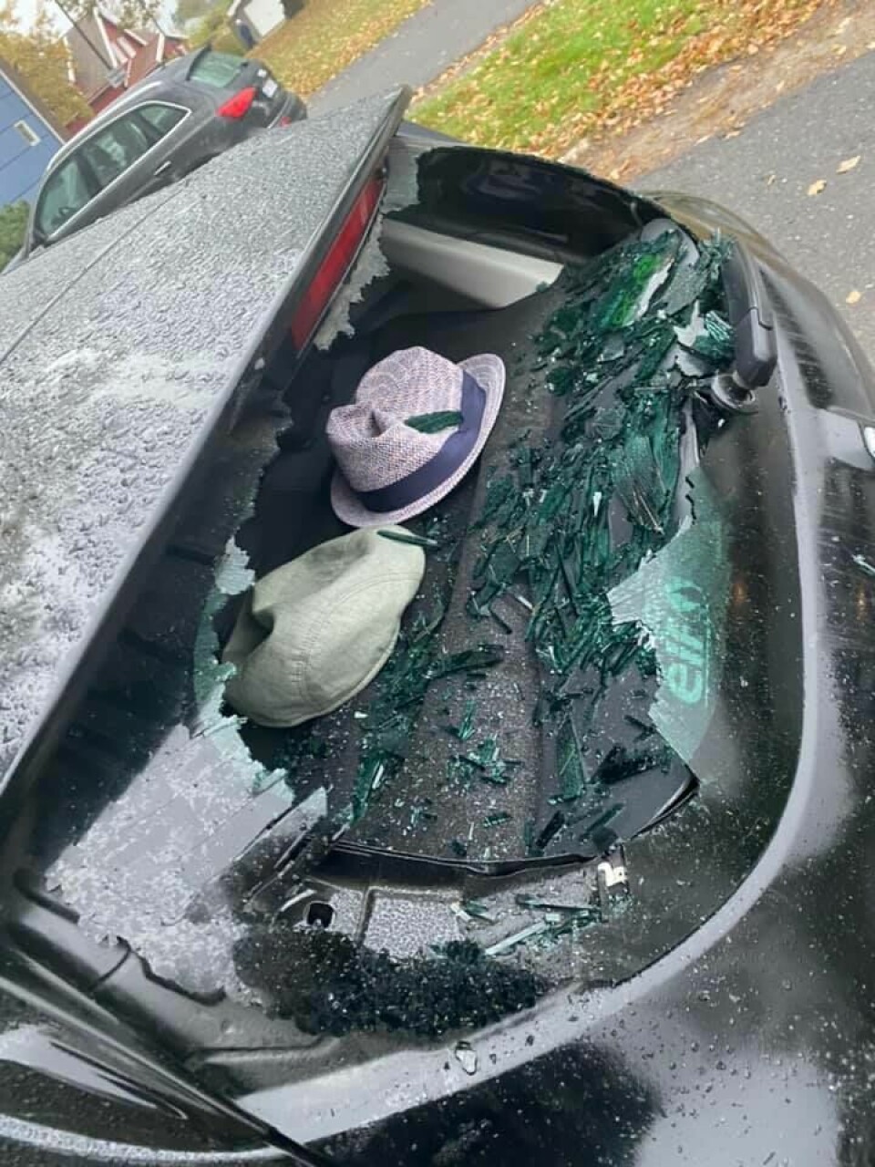 Slik så bakruta på den ene bilen ut etter at mannen hadde gått løs på den. Slik så bakruta på den ene bilen ut etter at mannen hadde gått løs på den.