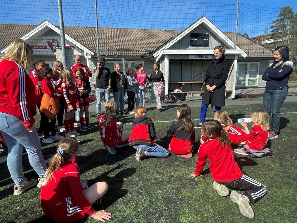 Kulturminister Anette Trettebergstuen og tidligere styreleder i Holmlia, Zaineb Al-Samarai i prat med fotballjentene på Holmlia. Kulturminister Anette Trettebergstuen og tidligere styreleder i Holmlia, Zaineb Al-Samarai i prat med fotballjentene på Holmlia.
