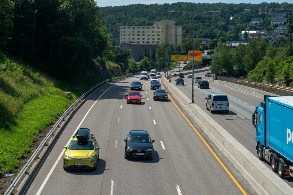 Statens vegvesen skal vurdere bruksfordelene elbiler har i byområder i lys av et politisk ønske om at folk skal reise mer kollektivt. Her fra E6 ved Manglerud i retning Oslo sentrum. Foto: Annika Byrde / NTB Det har så langt i juli vært nesten 470.000 passeringer på de vel 117 bomveiene rundt omkring i Norge. Foto: Annika Byrde / NTB