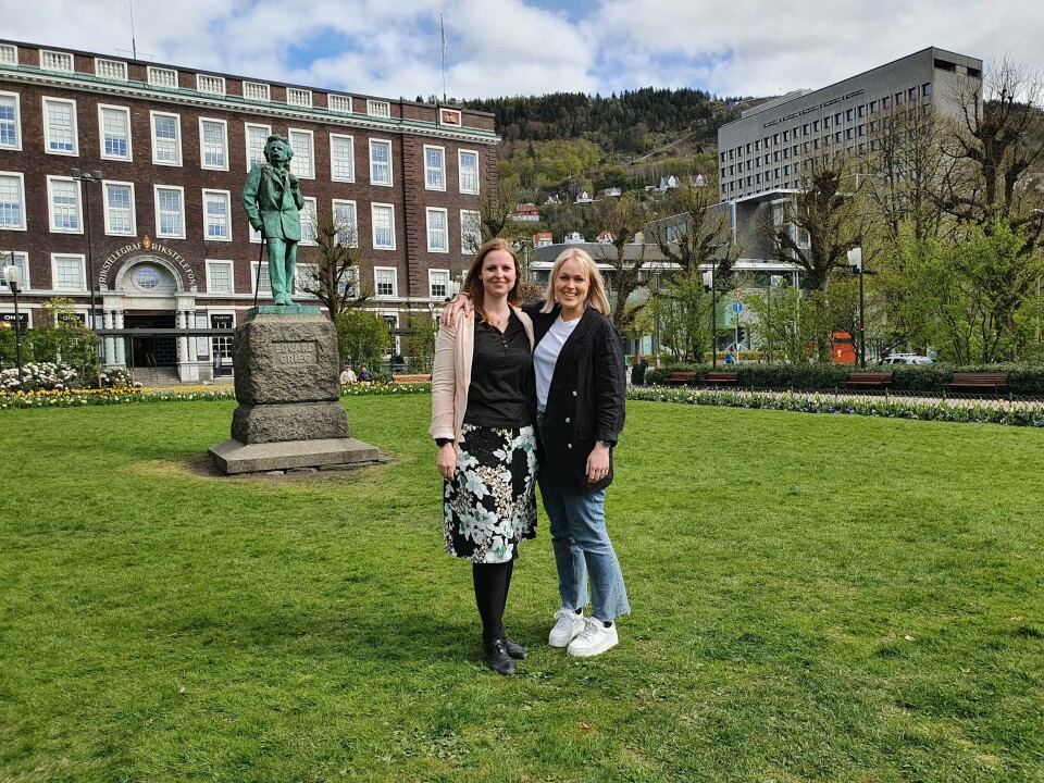 Dagsavisens Oslo-redaktør Bente Rognan Gravklev (t.v.) og Drammen-redaktør Emma Huisman Moskvil besøkte Bergen og statuen av Edvard Grieg denne uka parallelt med at det ble kjent at Dagsavisen åpner bergenskontor. Redaktører foran statue.