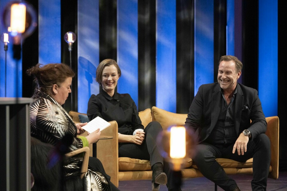 Programleder Else Kåss Furuseth med kulturminister Anette Trettebergstuen (Ap) og serieskaper Adam Price under åpningen av Nordiske Mediedager 2022 Programleder Else Kåss Furuseth med kulturminister Anette Trettebergstuen (Ap) og serieskaper Adam Price under åpningen av Nordiske Mediedager 2022
