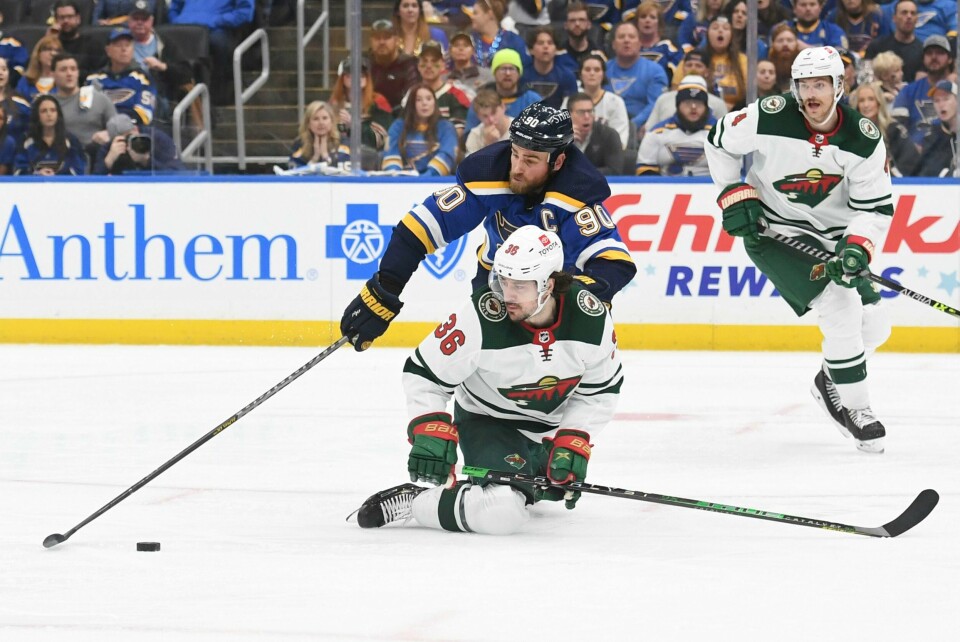 Mats Zuccarello (36) i duell med St. Louis Blues-spiller Ryan O'Reilly i søndagens NHL-sluttspillkamp for Minnesota Wild. Foto: Michael Thomas, AP / NTB Mats Zuccarello (36) i duell med St. Louis Blues-spiller Ryan O'Reilly i søndagens NHL-sluttspillkamp for Minnesota Wild. Foto: Michael Thomas, AP / NTB