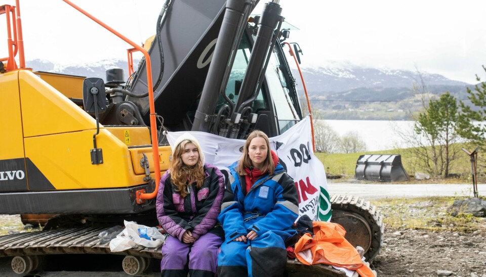 Innleggsforfatter Symre Johanne Aagaard (t.v) og aktivist Thekla Fossestøl. Vi er mange som fortsatt er fulle av pågangsmot og kampvilje, og vi skal gjøre alt vi kan for å redde fjorden, folket og fremtiden, skriver Aagaard.