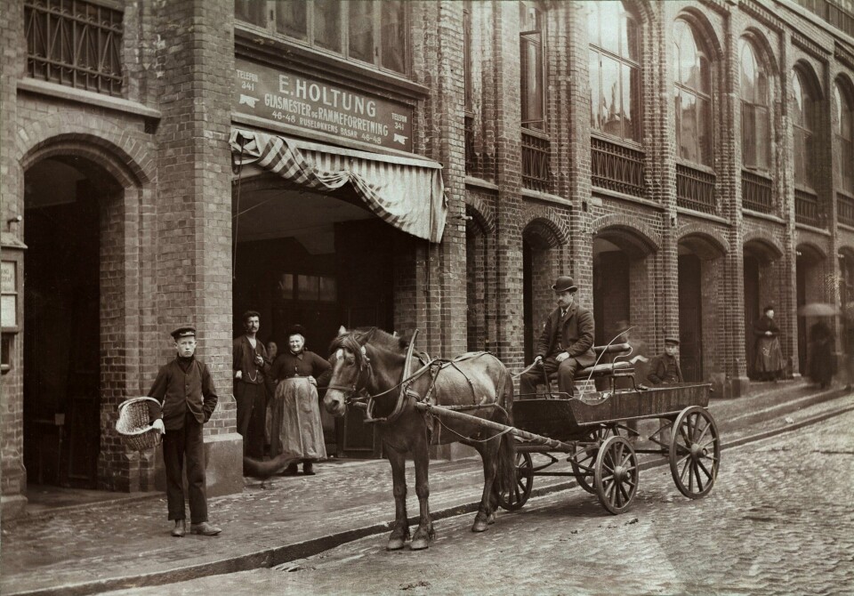 Menn, kvinner og barn ved Ruseløkkbasarene 46-48 rundt 1900. I kloakkanlegget under basarene ved Victoria terrasse ble Gudrun funnet død i desember 1907. Menn, kvinner og barn ved Ruseløkkbasarene 46-48 rundt 1900. I kloakkanlegget under basarene ved Victoria terrasse ble Gudrun funnet død i desember 1907.