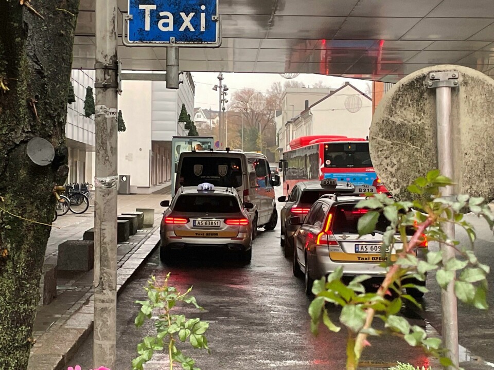 Regjeringen er i ferd med å reversere Solberg-regjeringens endringer i drosjenæringen. TaxiDrosjeFredrikstad taxisentral