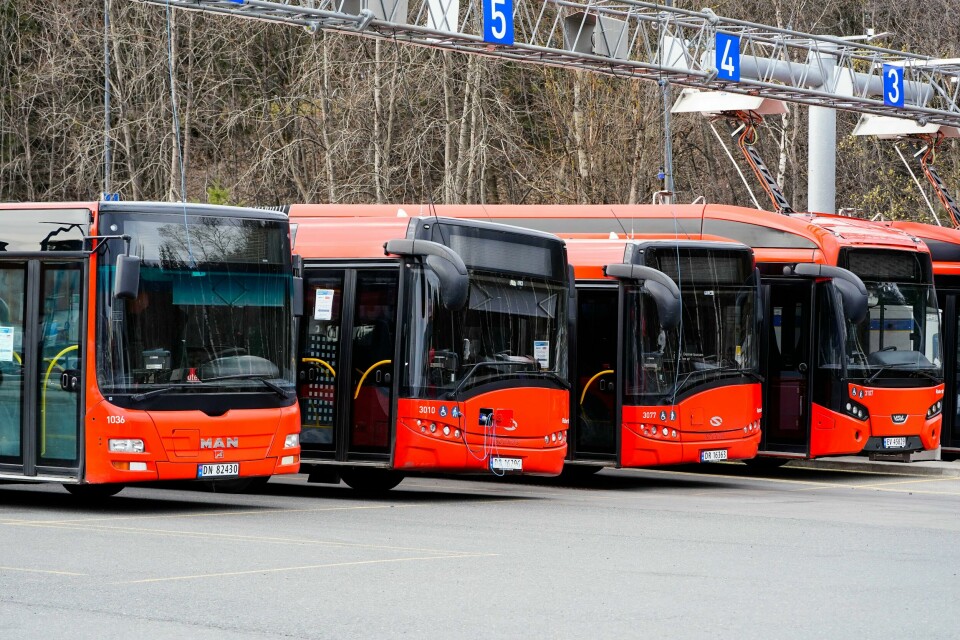 En midlertidig lovendring skal gjøre det enklere for ukrainske flyktninger å få jobb som bussjåfør i Norge. Busser over hele landet parkeres dersom bussjåførene går ut i streik lørdag morgen. Foto: Lise Åserud / NTB