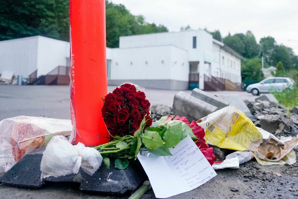 Denne lørdagen er det fem år siden det andre terrorangrepet på norsk jord i nyere tid. Angrepet som burde trigge en livsviktig samtale om friheten og tryggheten til det norske mangfoldet, skriver Tamina Sheriffdeen Rauf. Bildet viser blomster utenfor Al-Noor moskeen i Bærum dagen etter angrepet i 2019. Terrorangrepet på Al-Noor moskeen i Bærum 2019.