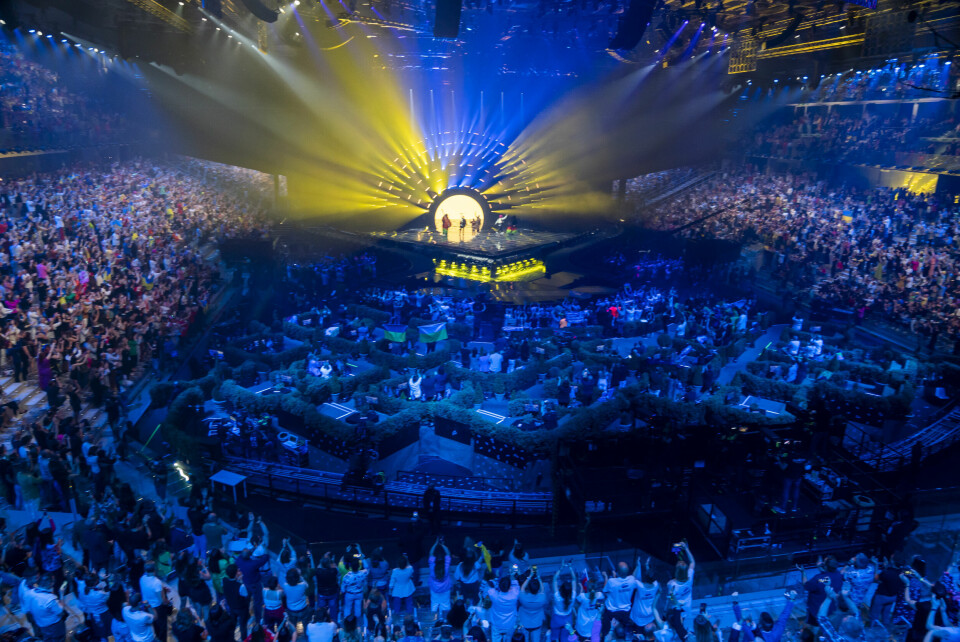 Ukrainske Kalush Orchestra med Oleh Psiuk som frontfigur bruker sterk symbolikk under tirsdagens semifinale i Eurovison Song Contest i Pala Olimpico i Torino.Foto: Heiko Junge / NTB Sterk symbolikk i lysbruken under Ukrainas innslag. Foto: Heiko Junge / NTB