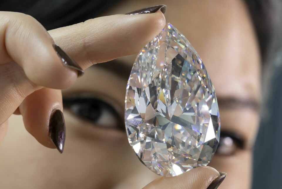 En ansatt i auksjonshuset Christie's viser fram den hvite diamanten i forkant av auksjonen på luksuriøse Hotel des Bergues in Geneva onsdag. En ansatt i auksjonshuset Christie's viser fram den hvite diamanten i forkant av auksjonen på luksuriøse Hotel des Bergues in Geneva onsdag. Arkivfoto: Salvatore Di Nolfi/Keystone via AP / NTB