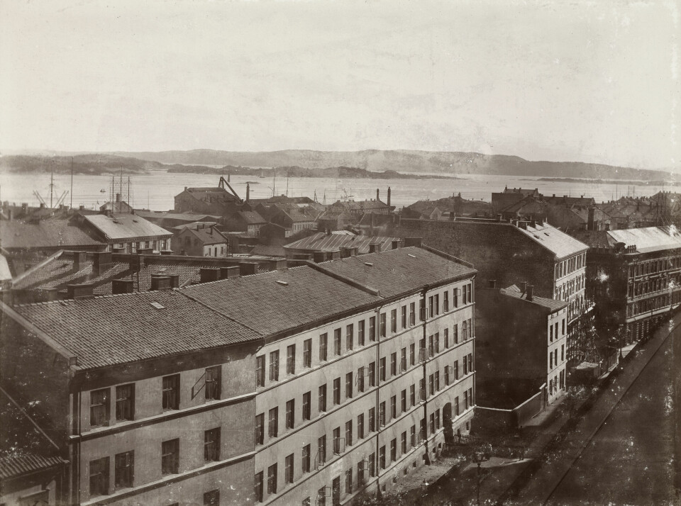 Gudrun Klausen forsvant nærme sitt hjem i juni 1907. Utsikt fra Victoria terrasse over Ruseløkkveien 20 ca. 1900. Gudrun Klausen forsvant nærme sitt hjem i juni 1907. Utsikt fra Victoria terrasse over Ruseløkkveien 20 ca. 1900.