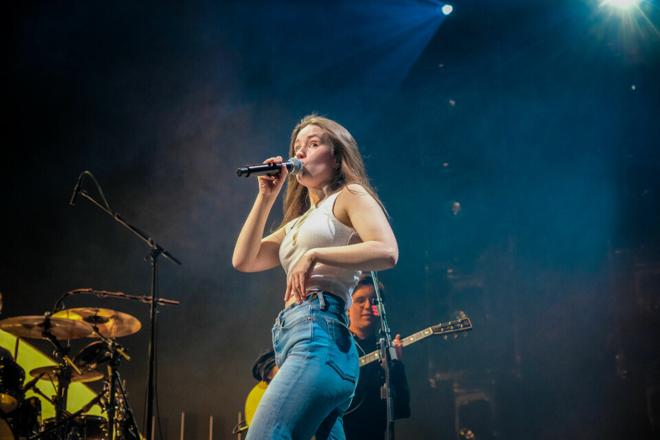 Sigrid Solbakk Raabe står ikke stille på scenen. Sigrid