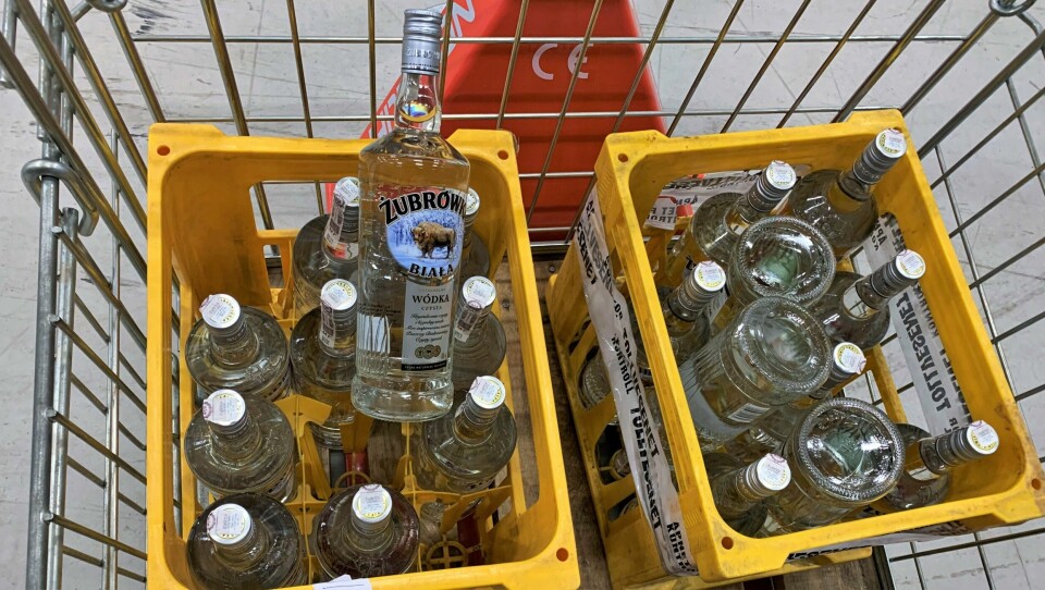 Da tollerne fant de 20 flaskene med vodka, la sjåføren kortene på bordet. To kasser med til sammen 20 literflasker med vodka.