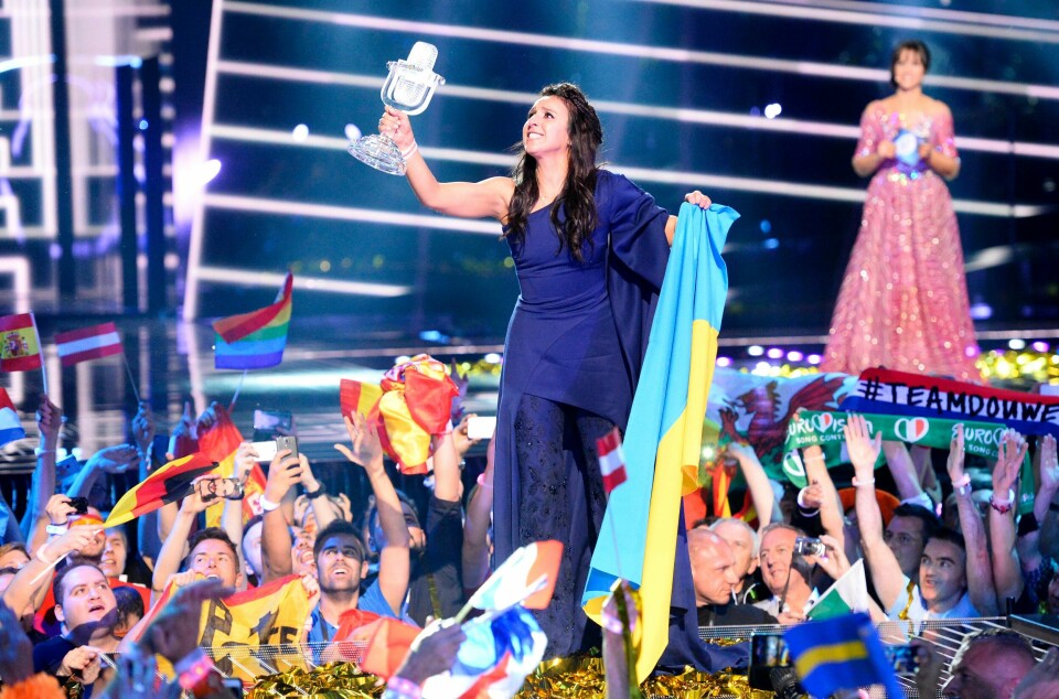 Det ble også svært følelsesladd da ukrainske Jamala vant Eurovision i 2016 med sin sang '1944' om Stalins folkedrap av krimtartarene under krigen. Artisten Jamala tilhører selv den tyrkisktalende minoriteten. I 2016 var det bare to år siden krigen i Ukraina brøt ut, og Krimhalvøya ble annektert av Russland. Jamala representing Ukraine with the song '1944' celebrates with the trophy after winning the final of the Eurovision Song Contest 2016 Grand Final in Stockholm, on May 14, 2016. / AFP PHOTO / JONATHAN NACKSTRAND