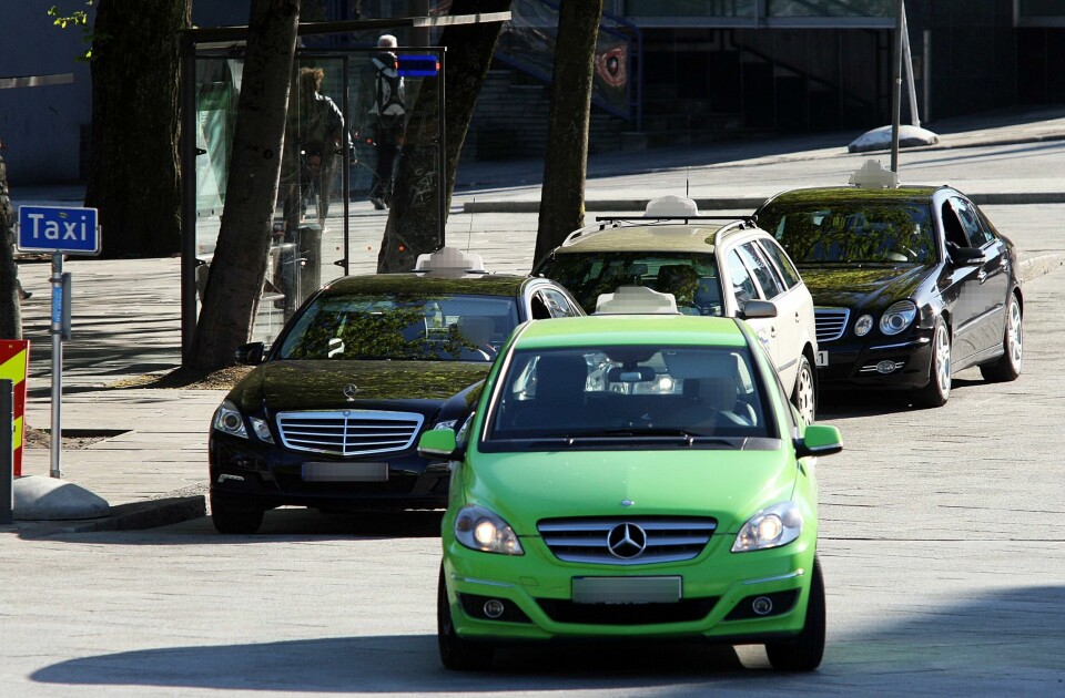Illustrasjonsfoto. Ifølge en erfaren taxisjåfør er det for mange taxier på veien i byen. Sjåføren, som ønsker å være anonym i frykt for å miste jobben, sier det er helt vanlig at taxisjåfører kjører 1820 timer i døgnet. Det er Rogaland fylkeskommune som deler ut antall løyver i fylket. Taxiene på bildet kan ikke linkes til saken. Illustrasjonsfoto: Roy Storvik