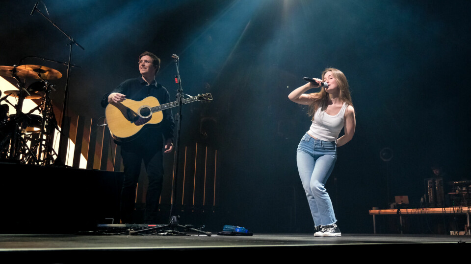 Sigrid Solbakk Raabe, her med gitarist Sondre Berg Amundsen. Sigrid