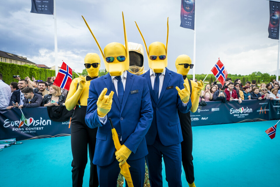 Torino, Italia 20220508. De norske Eurovision-deltakerne Subwoolfer på den turkise løperen under åpningen av Eurovison Song Contest finalen i Torino.Foto: Heiko Junge / NTB De norske Eurovision-artistene Subwoolfer stilte i Ukrainas farger under åpningsseremonien i Torino søndag.Foto: Heiko Junge / NTB