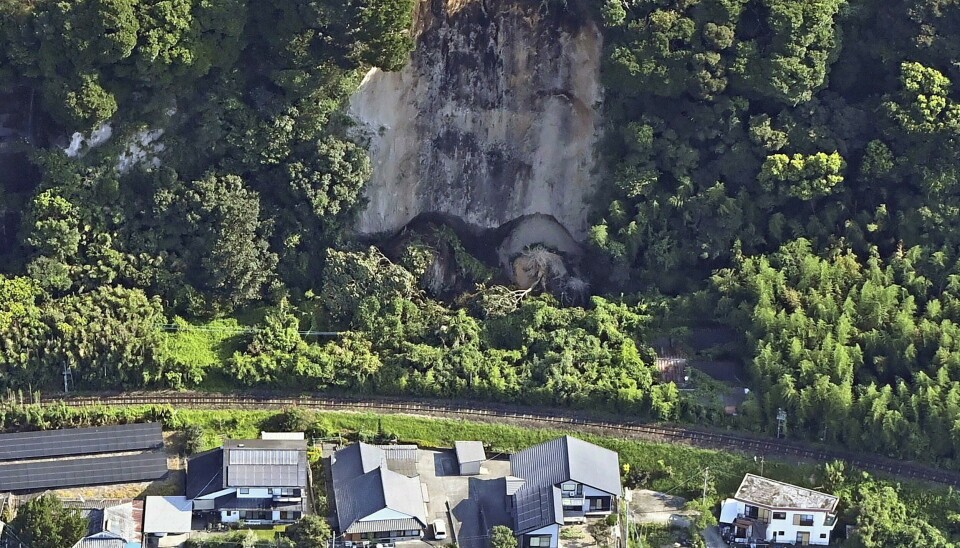 Det kraftige jordskjelvet i Japan torsdag utløste et jordskred i regionen Kagoshima. Bildet viser et jordskred i regionen Kagoshima i Japan. Det ble utløst av et jordskjelv. Foto: Kyodo News / AP / NTB